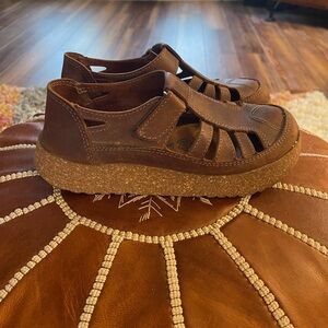 Brown leather women’s comfortfube shoes/sandals 7.5